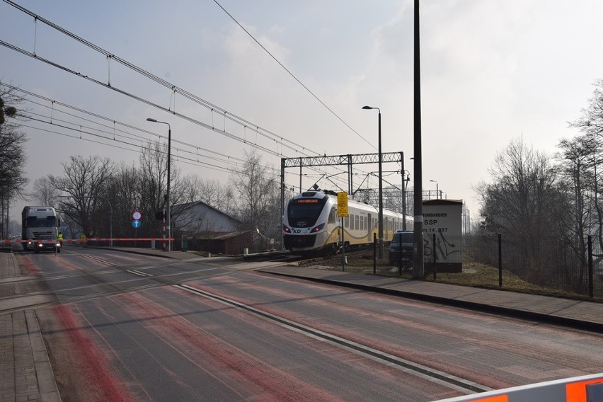 Pierwszy taki przejazd kolejowy w Polsce. Dodatkowe światła nie wpuszczą kierowców