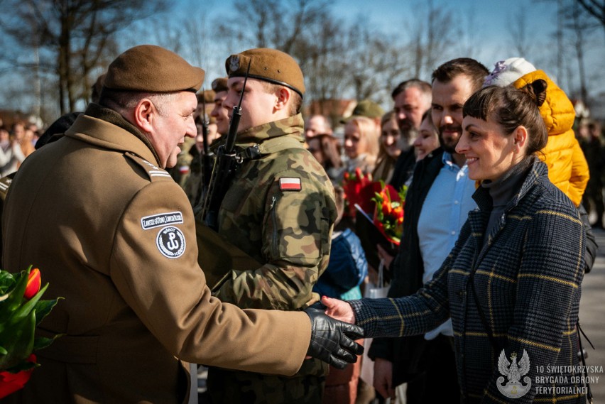 Uroczysta przysięga żołnierzy na kieleckiej Bukowce. Ślubujących obserwowali wzruszeni bliscy