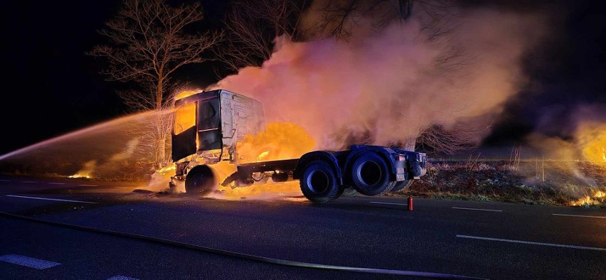 Pożar samochodu ciężarowego na drodze między Biesiekierzem,...