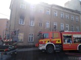 Pożar kamienicy w Prudniku. Pali się jedno z mieszkań budynku przy ulicy Chrobrego w Prudniku. Ewakuowano ponad 20 osób
