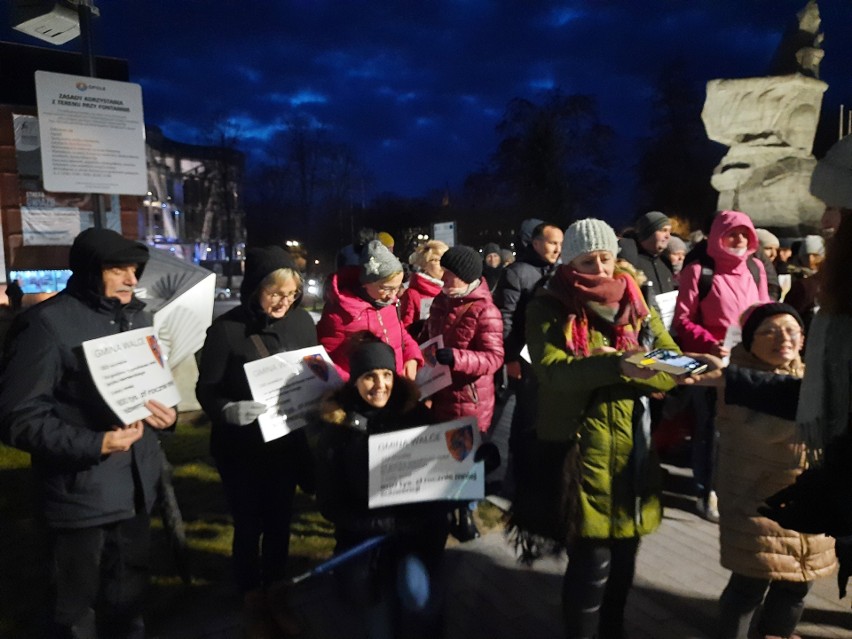  200 osób protestowało w Opolu przeciwko zmniejszeniu finansowania nauki języka mniejszości niemieckiej. Mówili o dyskryminacji