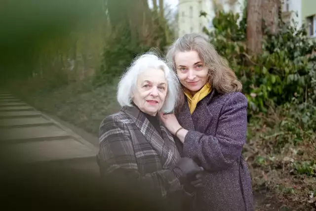 Iga Łapińska z mamą Barbarą, emerytowaną nauczycielką szkoły w Nowych Chlebiotkach