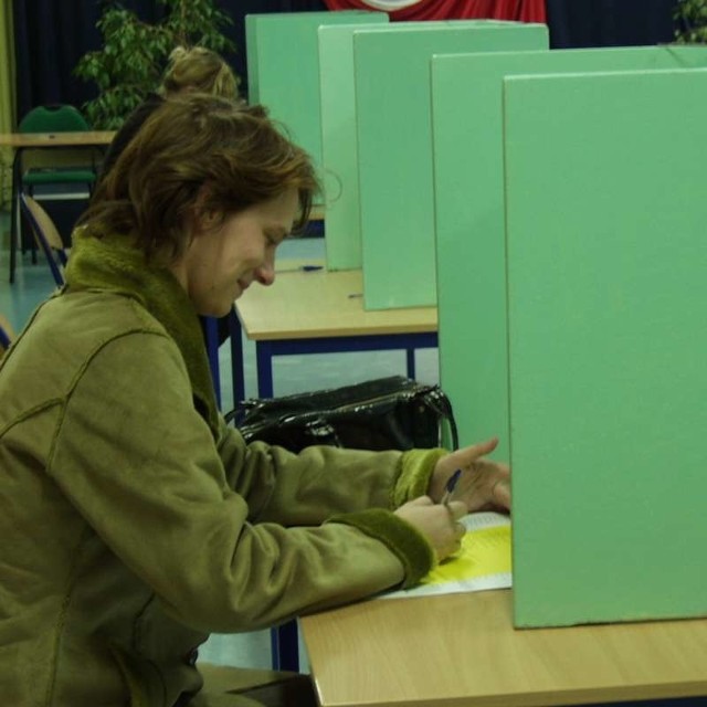 Barbara Mros z Czarnowąs w trakcie wypełniania kart wyborczych.