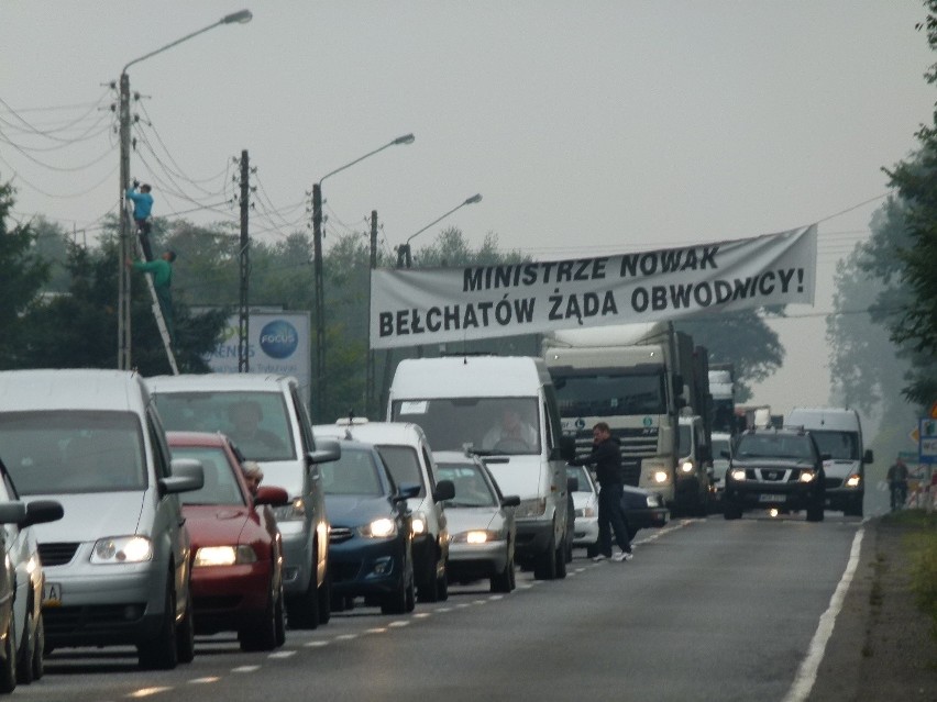 Bełchatów: mieszkańcy zablokowali drogę krajową nr 8 [ZDJĘCIA]