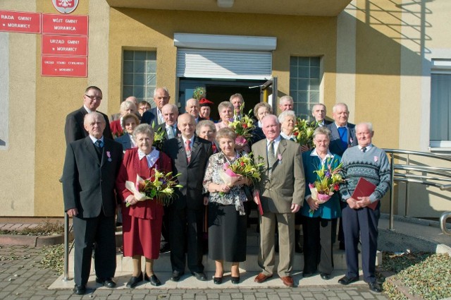 Do wspólnego zdjęcia złoci jubilaci pozowali z wójtem Marianem Burasem i przedstawicielami Rady Gminy.