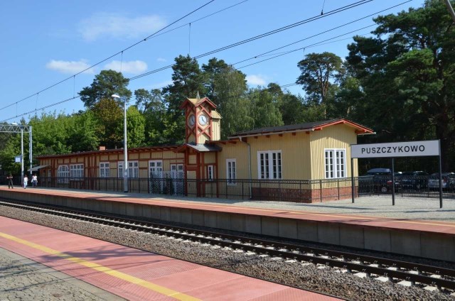 Drewniany, zabytkowy dworzec w Puszczykowie jest jednym z dwóch takich obiektów w Wielkopolsce