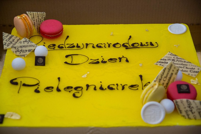 Międzynarodowy Dzień Pielęgniarek i Położnych. Pielęgniarki otrzymały słodkie prezenty od krakowskich cukierników i piekarni [ZDJĘCIA]