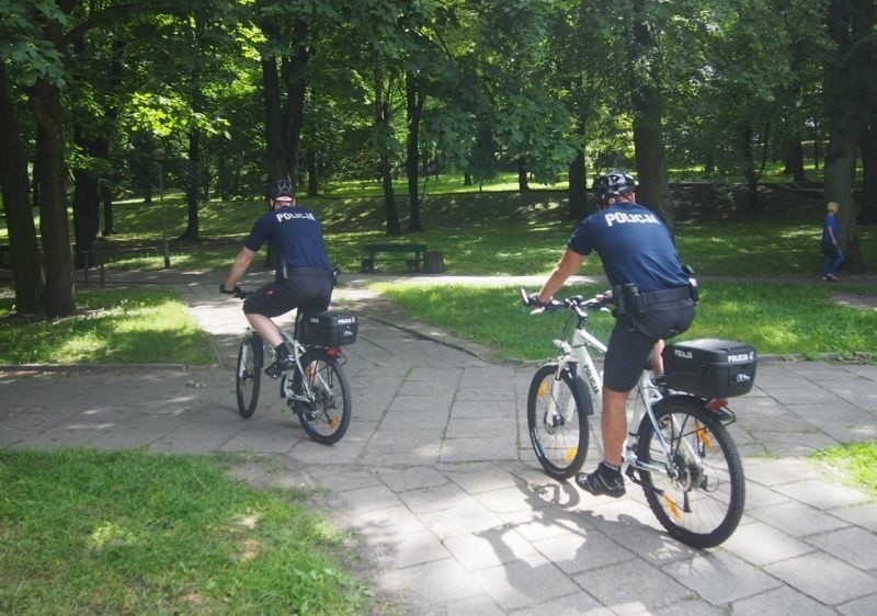 Policjanci na rowerach pojawiają się też w rejonie parków i...