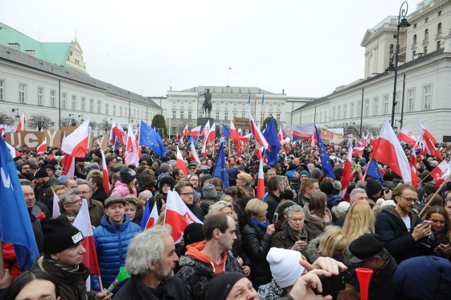 "Marsz w obronie demokracji" przeszedł ulicami Warszawy