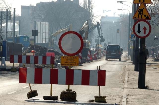 Widoczne na zdjęciu bariery i oznakowanie zniknęły już z ul. Legionów. Droga jest przejezdna.