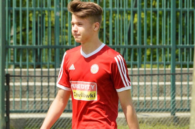 Mateusz Hudzik jeszcze rok temu biegł po boiskach małopolskiej ligi juniorów w Sole Oświęcim, ale teraz jest wiodącą postacią Hellas Werony U-17, a w kolejnym sezonie będzie występował w Primaverze. Dzisiaj wychowanek Chełmka nawet fizycznie wygląda inaczej. Zmężniał.