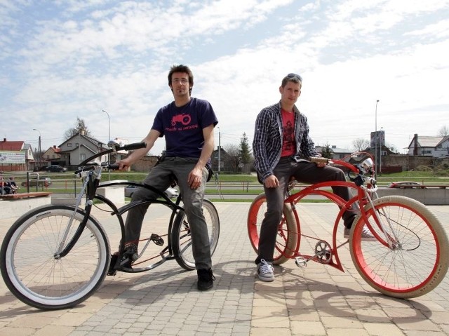 Adrian Łucejko (z lewej) i Kamil Stysiak sami konstruują tzw. cruisery. Są to wymyślne rowery, które poza wyglądem wyróżniają się też tym, że bardzo wygodnie się nimi jeździ.