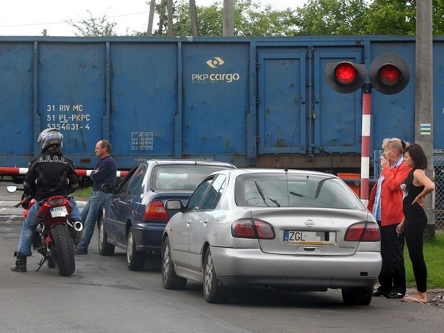 Wagony składu towarowego zablokowały przejazd. - Po przebudowie linii 401 Szczecin - Świnoujście wjazd na bocznice nie będzie kolidował z tym przejazdem - usłyszeliśmy od rzecznika PKP Polskie Linie Kolejowe S.A.