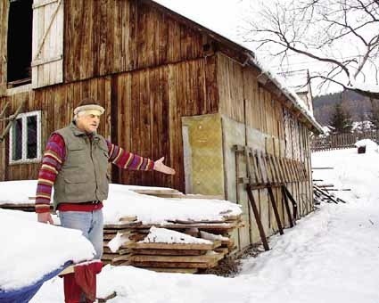 Henryk Świerczek musiał zabezpieczyć owczarnię dodatkowymi deskami, a w oknach zamontować kraty. Wilki nie rezygnują - cały czas nocami węszą wokół owczarni