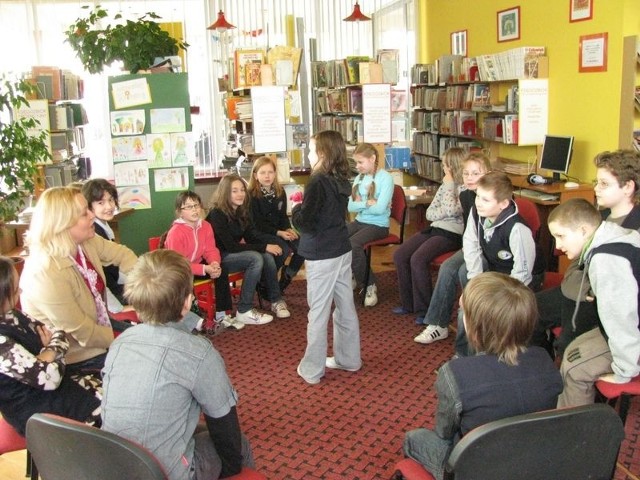 Piątkowe spotkanie z grupą dzieci poprowadziła psycholog Elżbieta Chabel.