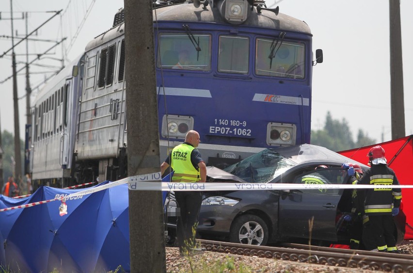 Śmiertelny wypadek w Wierzawicach. Zderzenie samochodu osobowego z pociągiem pasażerskim. Dwie osoby nie żyją