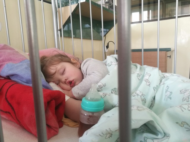 2-letnia Nadia w szpitalu spędziła dwa tygodnie. Cały czas przy jej łóżku czuwała mama