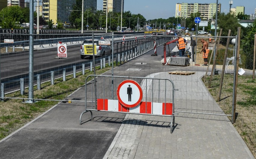 Na wybudowanej od nowa konstrukcji północnego wiaduktu na...