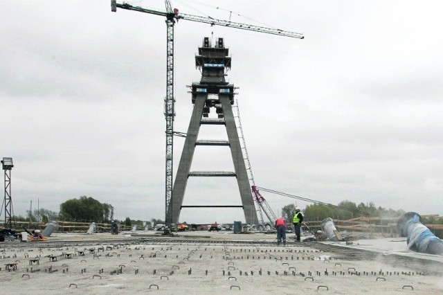 Potężny, drugi co do wysokości w Polsce pylon będzie gotowy pod koniec maja. Następnie wykonawca podwiesi do niego na stalowych linach pomost długi na ponad 400 metrów. Nowym mostem z osiedla Załęże na Staromieście auta przejadą we wrześniu.