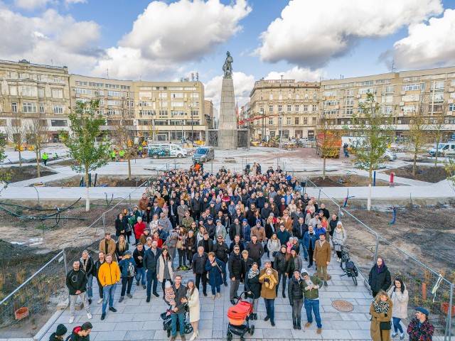 Dobiega końca remont placu Wolności Łodzi. Jego atrakcją jest niezwykły pomnik, czyli 600 kostek wmurowanych tam z okazji 600-lecia Łodzi. Ich prezentacja odbyła się we wtorek 7 listopada.