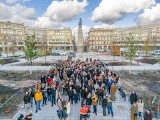 Dobiega końca remont placu Wolności w Łodzi. Jego ozdobą jest pomnik z 600 kostek na 600-lecie Łodzi. Za ile je kupowano?