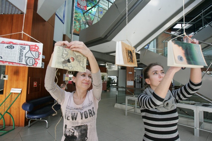 Pod sufitem Biblioteki Śląskiej zawieszono na sznurkach...