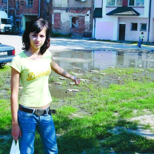Beata Gryczkowska bardzo często przechodzi przez podwórko przy ulicy Chopina. - Od lat nic się tutaj nie zmieniło. Nie ma nawet chodnika - mówi.