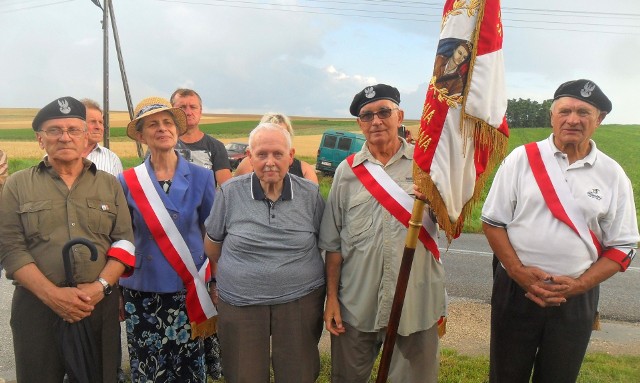 W patriotycznej uroczystości przed kapliczką w Sielcu Biskupim wziął udział poczet sztandarowy kazimierskiego Koła Stowarzyszenia Żołnierzy Armii Krajowej.