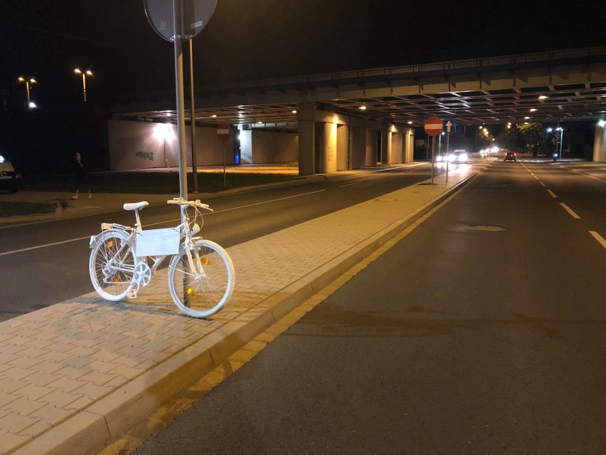 Ghost bike stanął na Popowickiej [ZDJĘCIA]                   