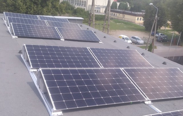 Na budynku UG w Bobrowie zamontowano ekrany stanowiące odnawialne źródło energii elektrycznej