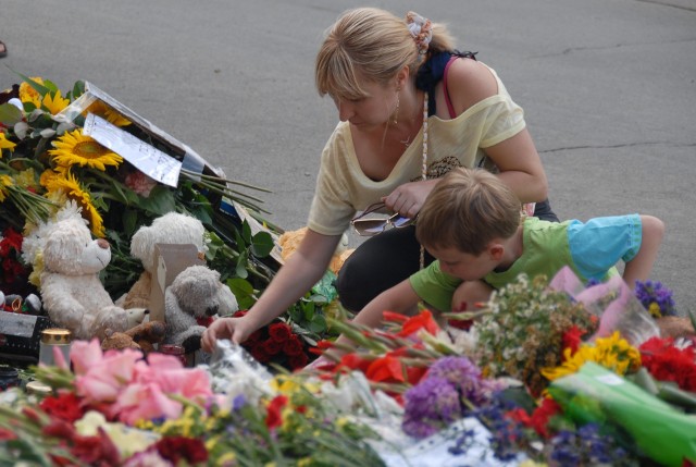 W hołdzie ofiarom z rejsu MH 17. Pod holenderską ambasadą w Kijowie. Lipiec 2014