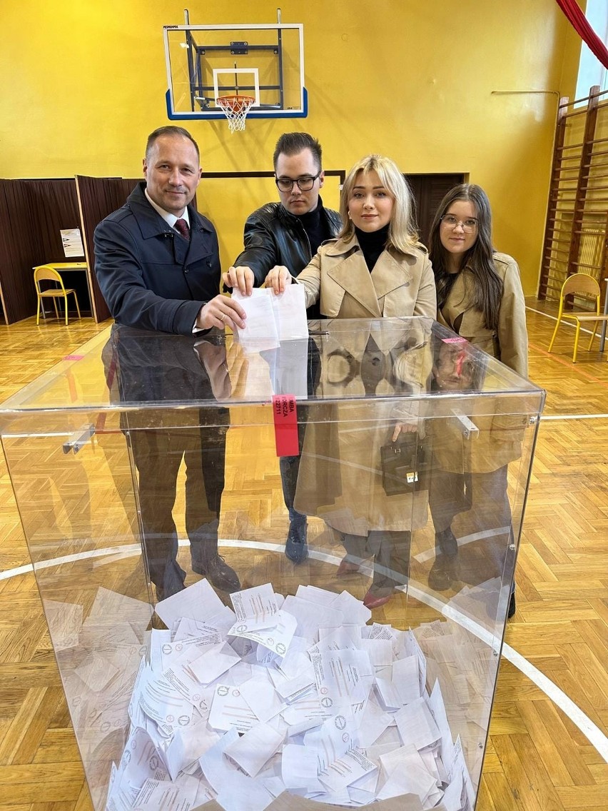 Wybory 2024. Artur Ludew, nowy-stary burmistrz Szydłowca, cieszy się z wygranej. Podziękował mieszkańcom za głosy 