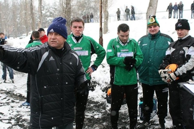 Trener piłkarzy Stali Stalowa Wola Władysław Łach (z lewej, obok od lewej Jaromir Wieprzęć, Jacek Maciorowski, masażysta Bartłomiej Patkiewicz i Tomasz Wietecha) kompletuje nadal skład swojego zespołu.