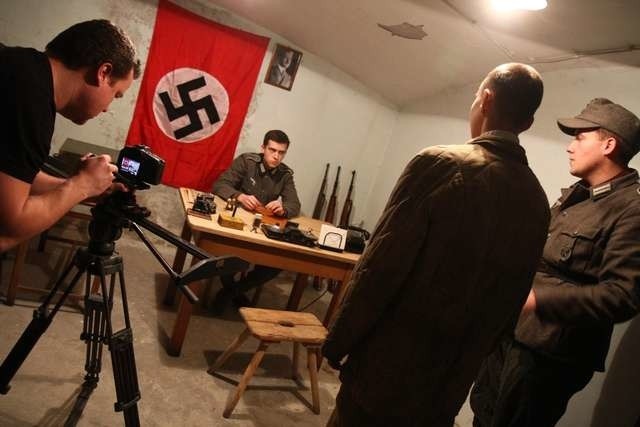 Na potrzeby kręconego filmu współpracownicy MH-W odegrali scenę przyjęcia Rosjanina do niemieckiego obozu jenieckiego