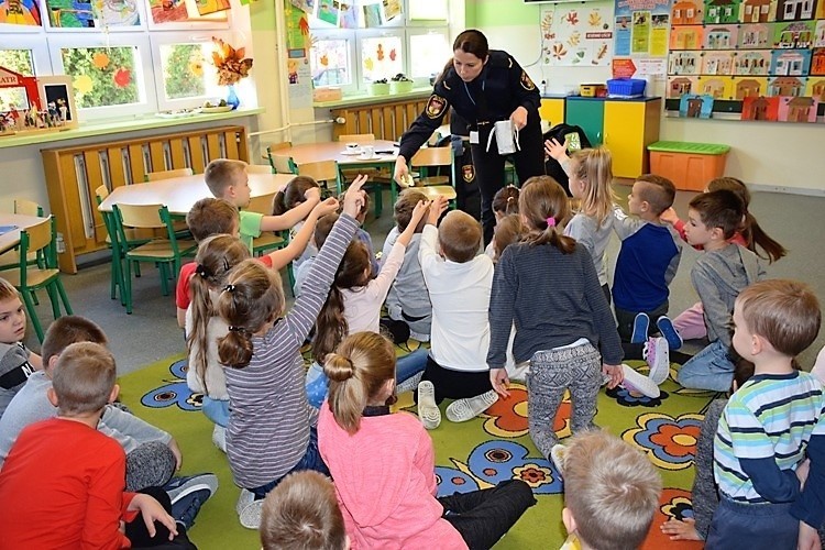 Bezpieczna droga do szkoły. Straż Miejska w Białymstoku uczy...