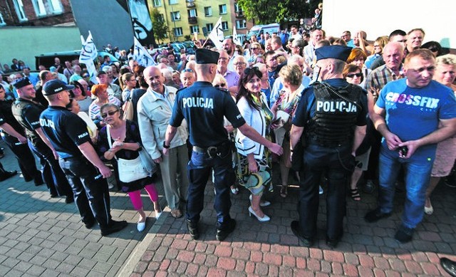 Szpaler policji powstrzymywał mieszkańców, chcących wejść na spotkanie z premierem. W sali był już komplet