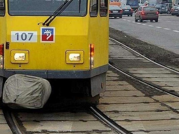 Na odcinku pomiędzy ul. Tama Pomorzańska a ul. Nadodrzańską tramwaj linii nr 3 zderzył się z samochodem osobowym.