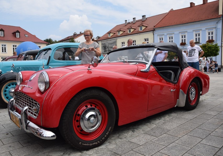 Perełki motoryzacji na oświęcimskim rynku - trudno było oderwać wzrok od zabytkowych samochodów [ZDJĘCIA]