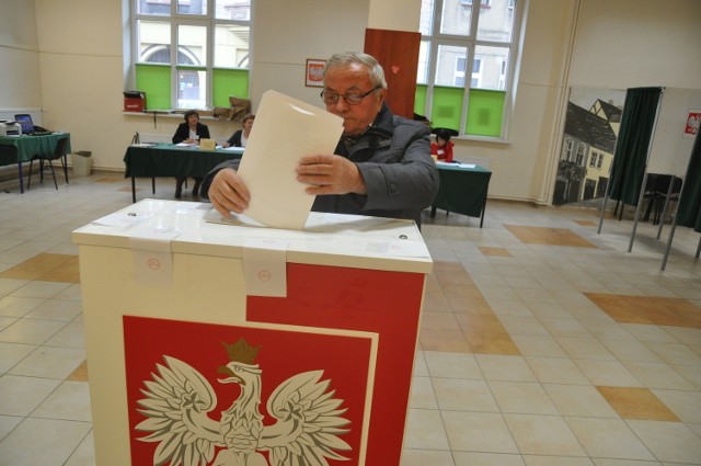 Głosowanie w ośrodku kultury w Barwicach