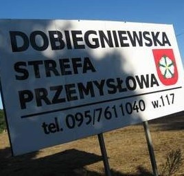 Tablica z hasłem Dobiegniewska Strefa Przemysłowa widnieje tu od blisko dwóch lat. I od tego czasu nic się nie zmienia w jej otoczeniu. (fot. Krzysztof Korsak)