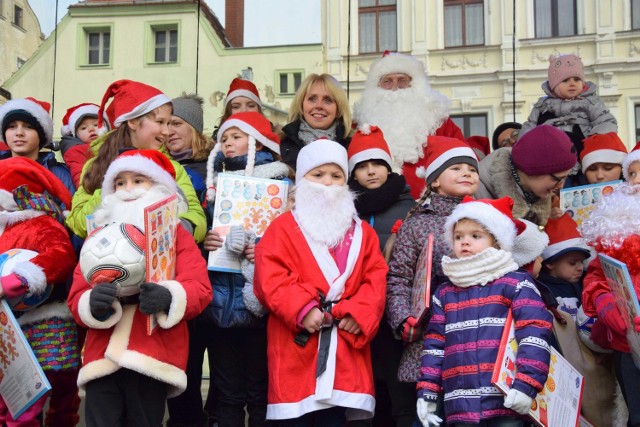 W samo południe, 2 grudnia, z ulicy Cichej w Żarach, wyruszyła parada mikołajów. Pomocnicy Świętego Mikołaja przeszli deptakiem do Rynku, gdzie czekały na wszystkich niespodzianki przygotowane przez Urząd Miasta.