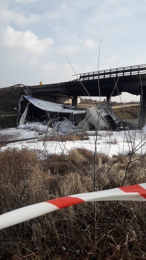 Tragiczny wypadek na obwodnicy Świecia. Po zderzeniu samochodu ciężarowego i osobowego jedna osoba nie żyje.