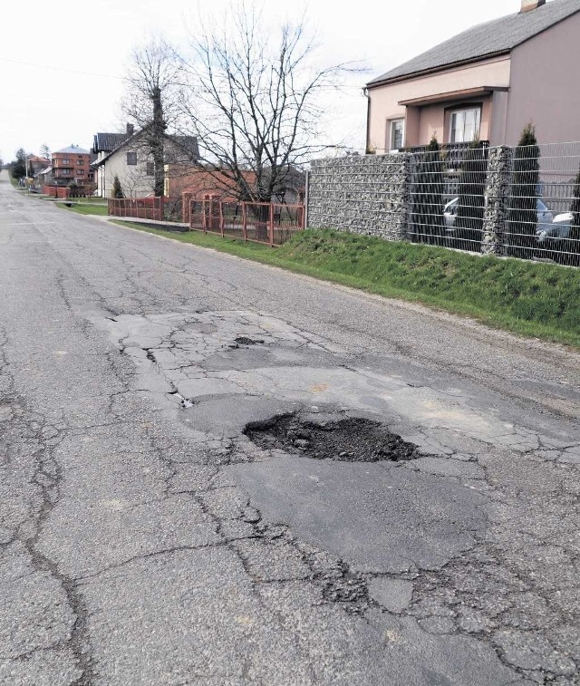 Droga w Kąpielach Wielkich jest w najgorszym stanie ze wszystkich traktów w powiecie olkuskim