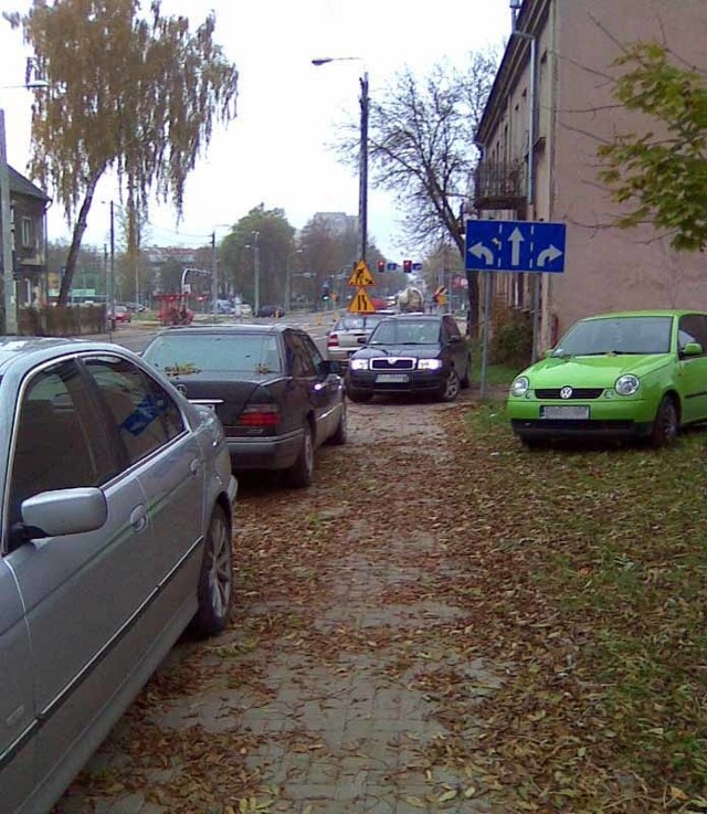 Samochody parkują gdzie się da: na chodniku i trawniku.