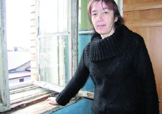 &#8211; Musimy mieszkać w tragicznych warunkach &#8211; żali się Małgorzata Czartulińska. &#8211; W domu sypią ściany, a okna pleśnieją.