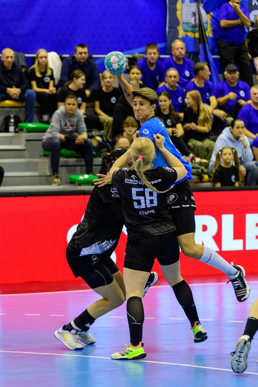 Handball JKS Jarosław (czarne stroje) przegrał z ekipa z...