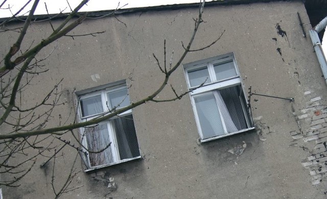 Otwarte okno w oficynie przy ul. Niemcewicza.