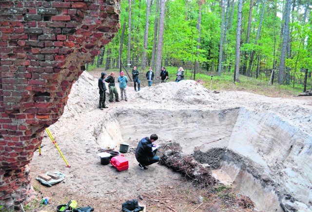 Kilka metrów pod warstwą piasku archeolodzy odkryli ślady Starej  Łeby sprzed pięciu wieków. W ostatni piątek przedstawiciele Wojewódzkiego Urzędu Konserwatora Zabytków dokonali odbioru konserwatorskiego prac. Tego samego dnia wykop został  zasypany