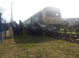 W Wałdowie Szlacheckim samochód osobowy wjechał pod pociąg! [zdjęcia]