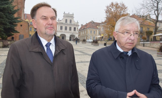 na zdjęciu: Dobre dla Sandomierza wiadomości przekazali na konferencji prasowej posłowie Krzysztof Lipiec i Marek Kwitek.   